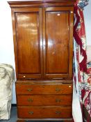 A GEORGIAN OAK CABINET ON CHEST. TWO DOOR UPPER SECTION WITH SHELVED INTERIOR AND TWO CANDLE SLIDE