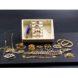 A SELECTION OF 9ct, 14ct AND 22ct GOLD JEWELLERY, ETC TO INCLUDE A 9ct GOLD CHARM BRACELET, 9ct HOOP