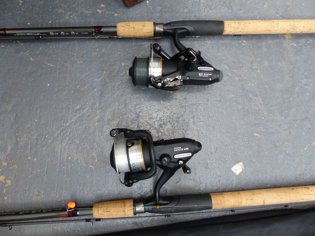 A QTY OF FISHING RODS TO INCLUDE FOX AVON DUO, GARBOLINO ROCKER PICER AND SUPER ROCKET, CORUM CS