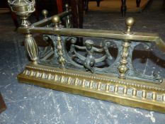 A LATE VICTORIAN BRASS FIRE FENDER DECORATED WITH CAST BRASS CHERUBS ON SWAG SWING. 158 x 43cms.