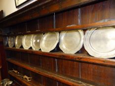 A COLLECTION OF ANTIQUE METALWARES TO INCLUDE VARIOUS PEWTER PLATES, MEASURES, BRASS UNTENSILS,