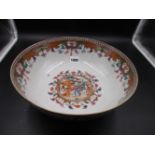 A CHINESE EXPORT MANDARIN PALETTE BOWL, THE EXTERIOR PAINTED WITH PANELS OF FIGURES ON A RED