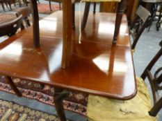 A GEO.III. MAHOGANY DROP LEAF SMALL DINING TALE STANDING ON SLENDER CABRIOLE LEGS AND SHAPED FEET.