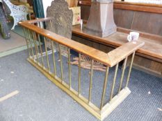 AN EDWARDIAN BRASS CLUB FENDER WITH OAK TOP RAIL. 135 x 48 x H.56cms.