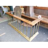 AN EDWARDIAN BRASS CLUB FENDER WITH OAK TOP RAIL. 135 x 48 x H.56cms.