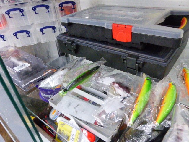 A LARGE COLLECTION OF FISHING LURES, HOOKS AND OTHER EQUIPMENT. (QTY) (F) - Image 7 of 10