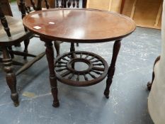 AN ARTS AND CRAFTS STYLE MAHOGANY OCCASIONAL TABLE WITH REVOLVING TOP.