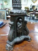 AN ANTIQUE CAST PATINATED BRONZE TABLE LAMP MOUNTED WITH CLASSICAL FIGURES WITHIN NICHE AND STANDING