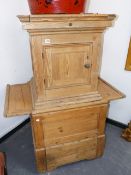 A LARGE 19th.C.PITCH PINE PORTABLE AUCTIONEER'S ROSTRUM OF TRAVELLING PULPIT FORM. 60 x 60 x