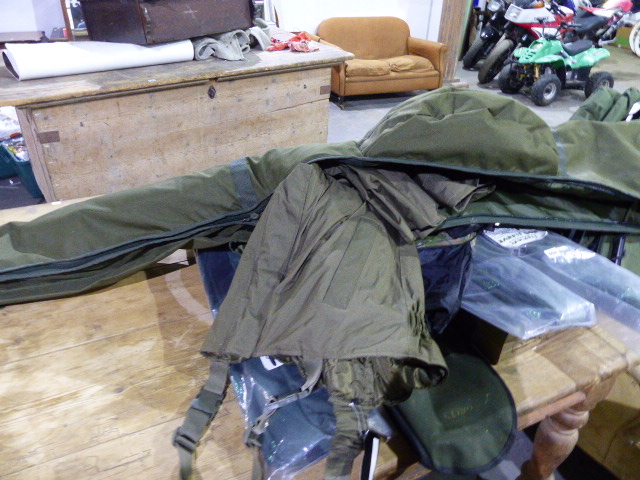 A QTY OF VARIOUS FISHING ROD CARRY BAGS, SOME AS NEW TOGETHER WITH THREE LANDING NETS, A BIVVY TENT, - Image 3 of 5
