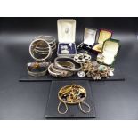 A BROAD SELECTION OF SILVER AND GOLD JEWELLERY, COLLECTABLES, ETC TO INCLUDE A CHESTER HALLMARKED