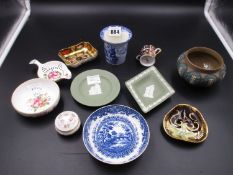 A COLLECTION OF BRITISH CERAMICS TO INCLUDE A BLUE PRINTED 18th.C.SAUCER BY PENNINGTON & PART,