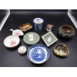 A COLLECTION OF BRITISH CERAMICS TO INCLUDE A BLUE PRINTED 18th.C.SAUCER BY PENNINGTON & PART,