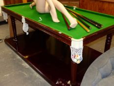 A GOOD QUALITY MAYCOCK 1/4 SIZE SNOOKER / DINING TABLE WITH ADJUSTABLE HEIGHT FRAME ON TURNED