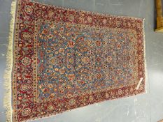 AN ANTIQUE PERSIAN KASHAN RUG. 210 x 134cms.