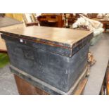 A 19th.C.PINE SHIPWRIGHT / CARPENTER'S CHEST WITH FITTED INTERIOR. W.89cms.