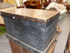 A 19th.C.PINE SHIPWRIGHT / CARPENTER'S CHEST WITH FITTED INTERIOR. W.89cms.