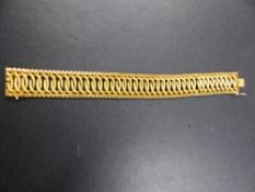 A 750 STAMPED (TESTS AS GOLD) LADIES WOVEN SNAKE LINK DECORATIVE BRACELET, LENGTH 20cms, 32.4grms.