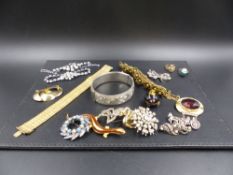 A GEORGE JENSEN LTD SILVER BANGLE, DATED 1960 TOGETHER WITH VARIOUS COSTUME PIECES AND A 9ct GOLD