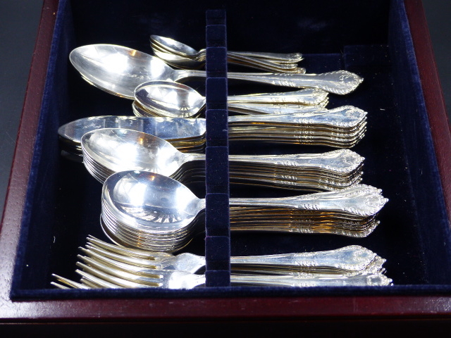 A SILVER HALLMARKED CASED CANTEEN OF CUTLERY OF FIDDLE SHELL AND SCROLL DESIGN VARIOUSLY DATED - Image 2 of 6