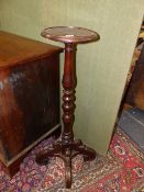 A COLONIAL HARDWOOD TORCHERE WITH CIRCULAR DISH TOP OVER TURNED COLUMN AND QUADRUPED SCROLL FEET. 94