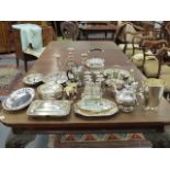 A COLLECTION OF VARIOUS ANTIQUE AND LATER SILVERPLATED WARES. (QTY)