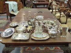 A COLLECTION OF VARIOUS ANTIQUE AND LATER SILVERPLATED WARES. (QTY)