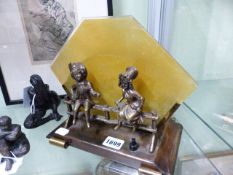 A VINTAGE NOVELTY DESK LAMP IN THE ART DECO STYLE, GLASS PANEL SHADE MOUNTED WITH FIGURE OF CHILDREN