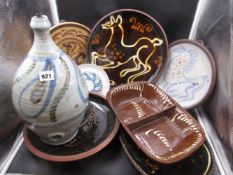 A COLLECTION OF STUDIO AND SLIPWARE POTTERY TO INCLUDE VARIOUS SERVING DISHES, BAKING DISHES, A JUG,