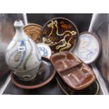 A COLLECTION OF STUDIO AND SLIPWARE POTTERY TO INCLUDE VARIOUS SERVING DISHES, BAKING DISHES, A JUG,