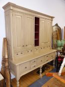 A BESPOKE OAK KITCHEN DRESSER UNIT BY SMALLBONE OF DEVIZES, A POTBOARD BASE WITH ARRANGENMENT OF