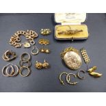 A SELECTION OF 9ct,18ct, 22ct, AND OTHER JEWELLERY TO INCLUDE A 9ct ROSE GOLD CHARM BRACELET, TWO