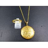 AN 18ct GOLD LOCKET AND CHAIN TOGETHER WITH A 22ct WEDDNG BAND. MEASURMENT OF LOCKET 3.1cms ROUND,