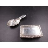 A SILVER HALLMARKED VINAIGRETTE AND CADDY SPOON. THE GEORGIAN VINAIGRETTE POSSIBLY DATED 1824 FOR