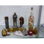 A GROUP OF VARIOUS DESK ARTICLES TO INCLUDE TWO EARLY BRASS SNUFF BOXES, TWO KNIGHT FORM LIGHTERS,