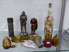 A GROUP OF VARIOUS DESK ARTICLES TO INCLUDE TWO EARLY BRASS SNUFF BOXES, TWO KNIGHT FORM LIGHTERS,