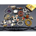 A SELECTION OF VICTORIAN AND OTHER JEWELLERY TO INCLUDE A PAIR OF ETRUSCAN REVIVAL TARGET