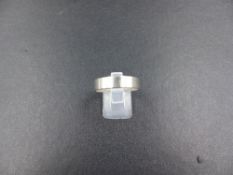 A PLATINUM WEDDING BAND. GENTS FINGER SIZE V, 8grms.