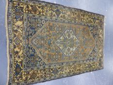 AN ANTIQUE PERSIAN HAMADAN RUG. 210 x 140cms.