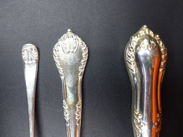 A SILVER HALLMARKED CASED CANTEEN OF CUTLERY OF FIDDLE SHELL AND SCROLL DESIGN VARIOUSLY DATED - Image 4 of 6