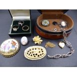 THREE GOLD RINGS, A SILVER BRACELET, A QUANTITY OF BROOCHES, ETC. THE RINGS ARE A 9ct PEARL