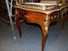 A FRENCH LOUIS XV STYLE ORMOLU MOUNTED SERPENTINE FORM WRITING TABLE WITH THREE APRON DRAWERS. H.