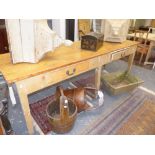 A LARGE 19TH CENTURY PINE KITCHEN/ SCULLERY TABLE ON 5 SQUARE TAPERED LEGS WITH TWO SIDE DRAWERS