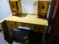 AN EDWARDIAN PINE DRESSING TABLE ON SQUARE LEGS WITH BRASS CASTORS WITH MIRROR OVER. 106 x 53 x H.