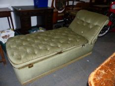 A LATE VICTORIAN BUTTON BACK AND SEAT DAY BED / OTTOMAN WITH REMOVABLE SEAT.