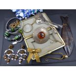A SELECTION OF VINTAGE AND OTHER COSTUME JEWELLERY TO INCLUDE A CHRISTIAN DIOR BOW BROOCH, A PAIR OF