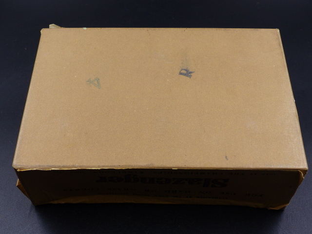 A FULL BOX OF 1950'S SLAZENGER TENNIS BALLS, THE LID OF THE BOX BEARING AN INDISTINCT SIGNATURE. - Image 9 of 10
