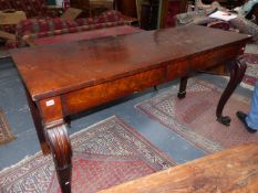 AN EARLY 19th.C.MAHOGANY SERVING TABLE ON CARVED SCROLL FORELEGS AND WITH TWO BLIND FRIEZE