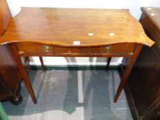 A GEORGIAN MAHOGANY SMALL SIDE TABLE WITH SERPENTINE TOP OVER SINGLE FRIEZE DRAWER ON SQUARE TAPERED