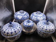 A GROUP OF ORIENTAL BLUE AND WHITE WARES TO INCLUDE COVERED BOWLS OF VARIOUS SIZES, ETC.